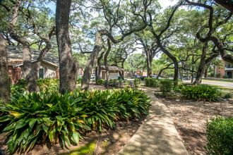 Village Oaks in Austin, TX - Foto de edificio - Building Photo