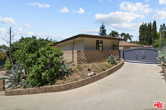 10421 Beckford Ave in Los Angeles, CA - Building Photo - Building Photo