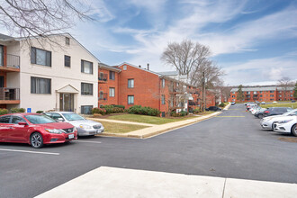 Country Club Green in Leesburg, VA - Building Photo - Building Photo