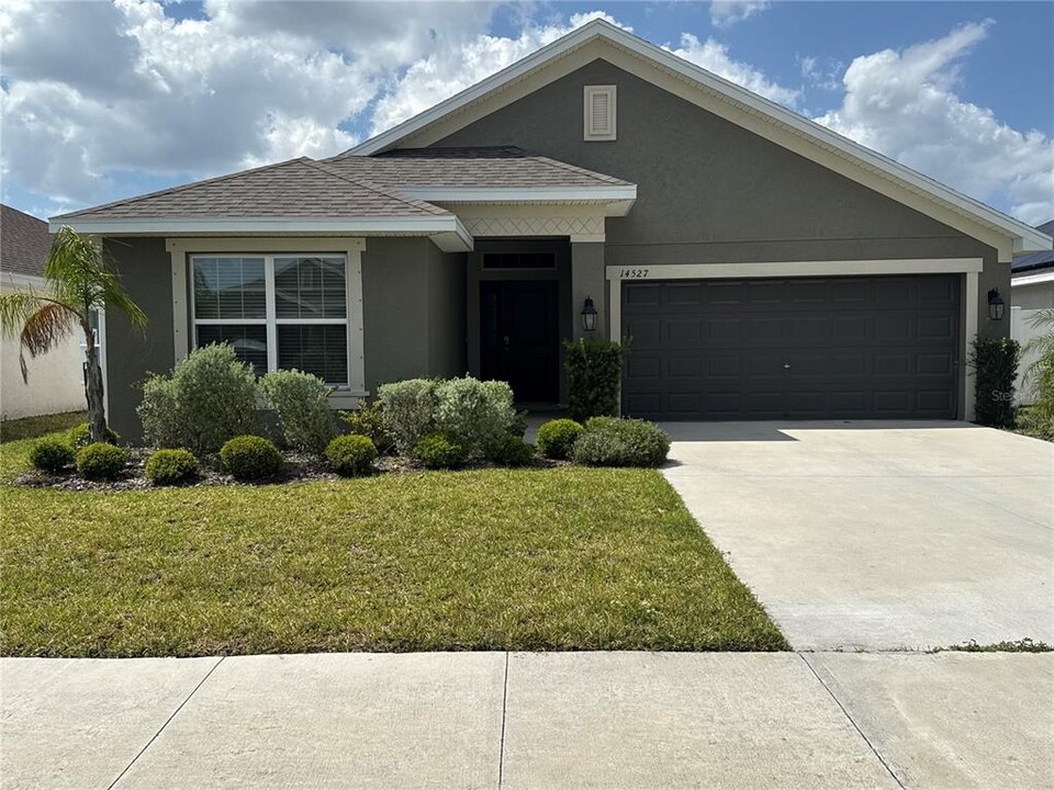14527 Scottburgh Glen Dr in Wimauma, FL - Building Photo