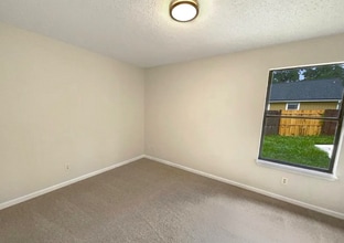 2060 Tickford St in Middleburg, FL - Foto de edificio - Building Photo