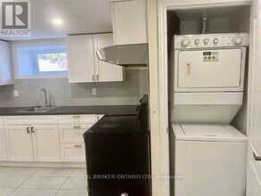 36 Carlyle Crescent in Brampton, ON - Building Photo - Building Photo