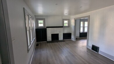 1000 Lovers Ln in Akron, OH - Building Photo - Building Photo