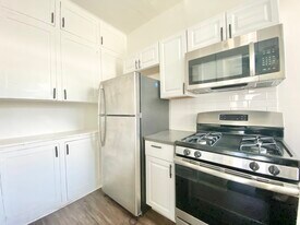 563 N Heliotrope Dr in Los Angeles, CA - Building Photo