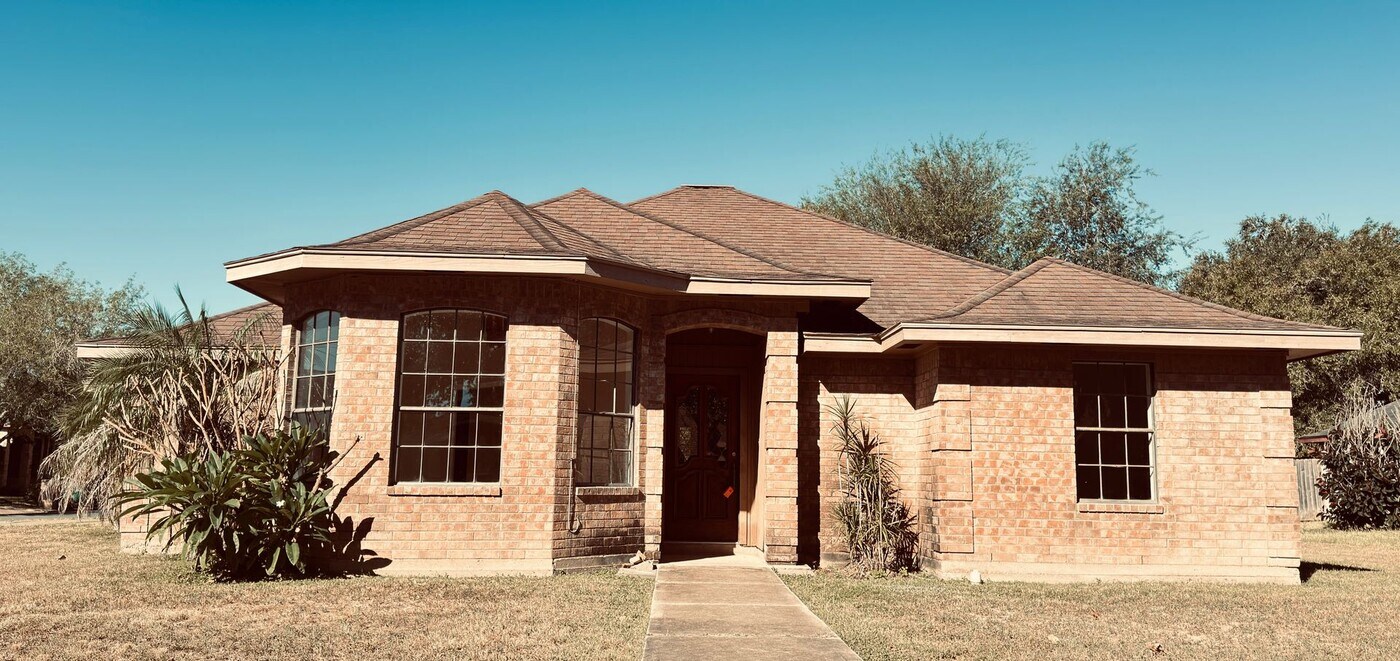 1305 James Cir in Pharr, TX - Building Photo