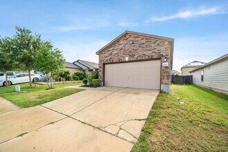 9000 Edmundsbury Dr in Austin, TX - Building Photo - Building Photo