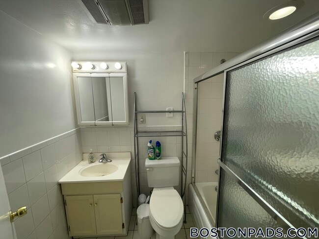 12 Dean Rd in Brookline, MA - Building Photo - Building Photo