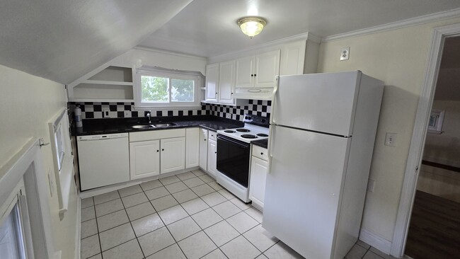 42 Gorham St, Unit 2 in Somerville, MA - Building Photo - Building Photo