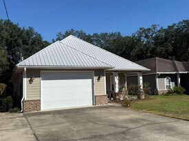 703 Nutmeg Ave in Niceville, FL - Building Photo