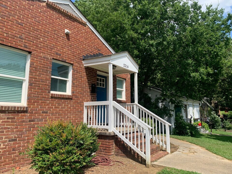 2216 Rozzelles Ferry Rd in Charlotte, NC - Building Photo