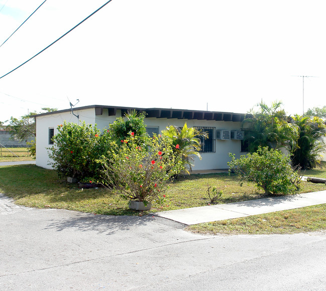 611-629 SW 8th Ave in Homestead, FL - Foto de edificio - Building Photo