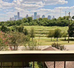 1860 White Oak Dr in Houston, TX - Building Photo - Building Photo