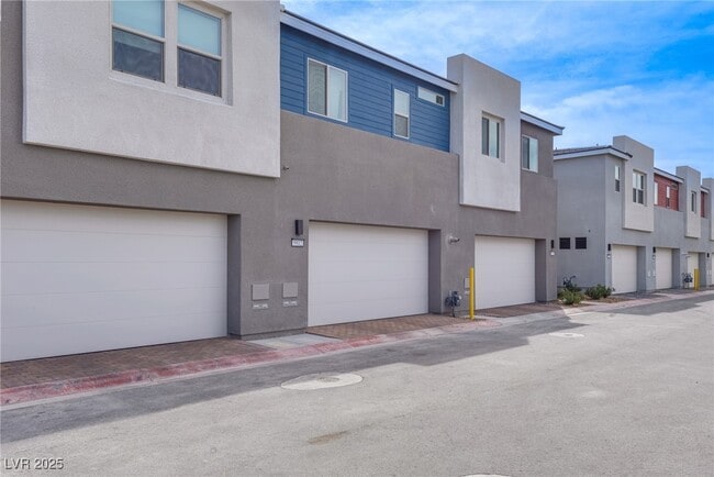 property at 9812 Kings Glen St