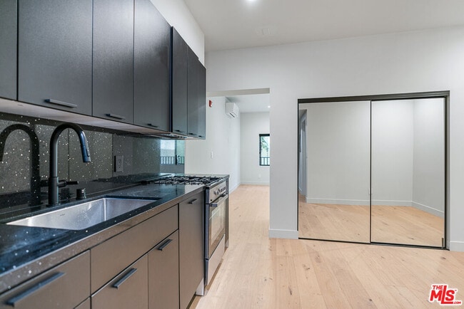 12320 Montana Ave in Los Angeles, CA - Foto de edificio - Building Photo