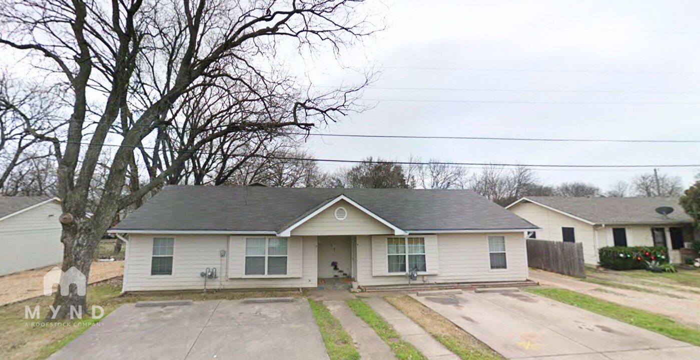 506 E University Ave in Waxahachie, TX - Building Photo