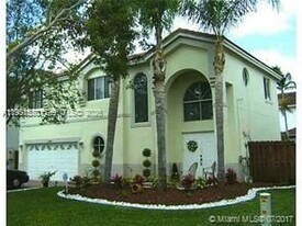 11301 Rockinghorse Rd in Hollywood, FL - Building Photo