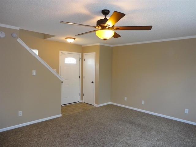 2343 Summerwood Ln in Greenwood, IN - Foto de edificio - Building Photo