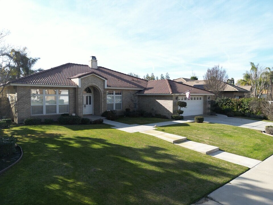 1515 Fieldspring Dr in Bakersfield, CA - Building Photo
