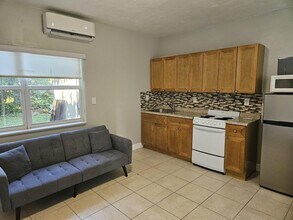1136 NE 167th St in North Miami Beach, FL - Building Photo - Building Photo
