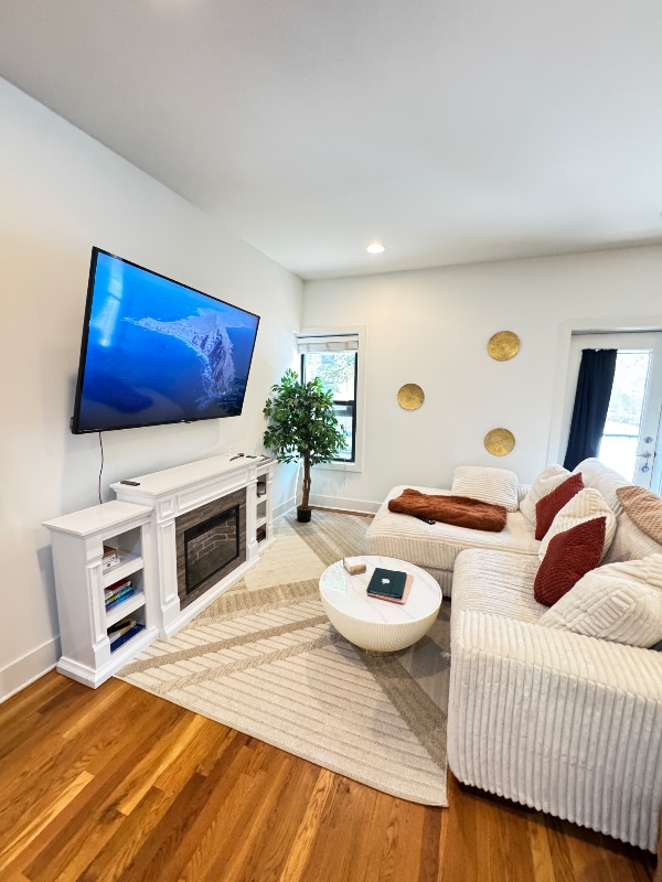 property at 1958 W Byron St