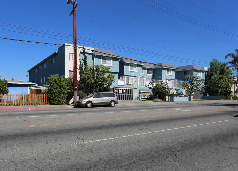 Santa Cruz Apartments in Van Nuys, CA - Building Photo