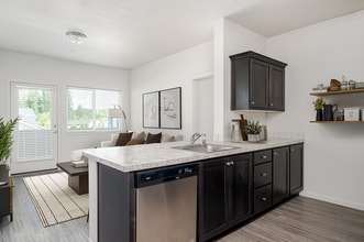 ALDERBROOK APARTMENTS- PREMIER, AFFORDABLE in Vancouver, WA - Foto de edificio - Building Photo