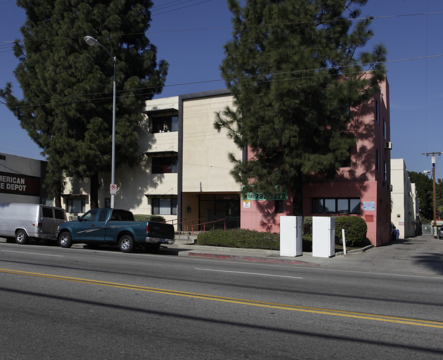 Oxnard Villa in Van Nuys, CA - Building Photo