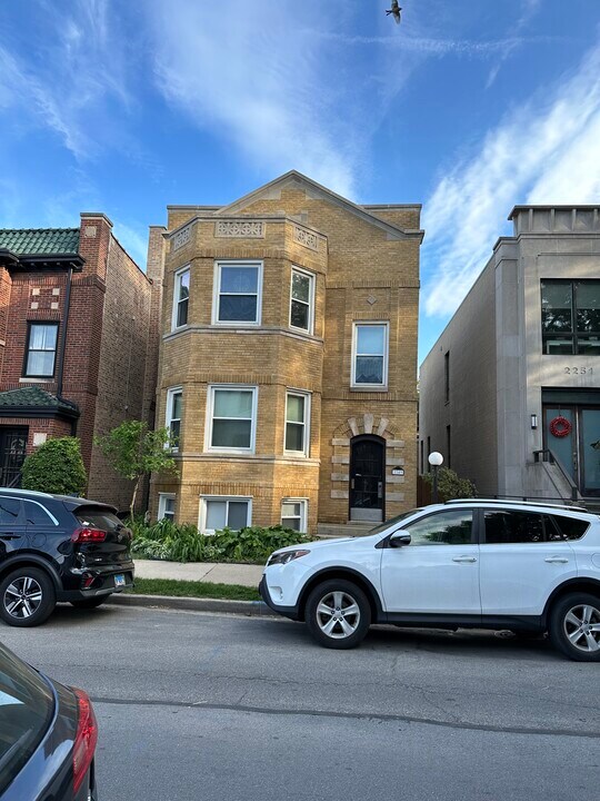 2249 W Winnemac Ave, Unit 2nd Floor in Chicago, IL - Foto de edificio