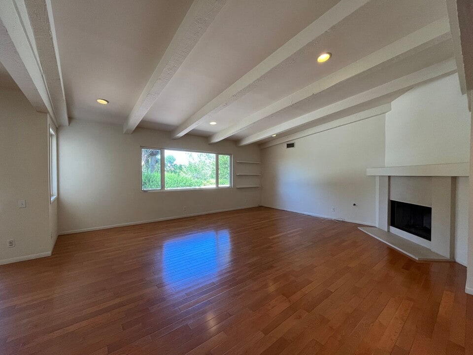 3368 Vista Haven Rd in Los Angeles, CA - Building Photo