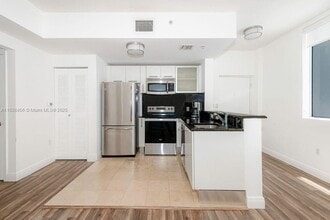 3339 Virginia St, Unit 205 in Miami, FL - Foto de edificio - Building Photo