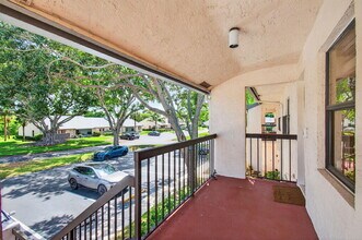 8364 Boca Glades Blvd E in Boca Raton, FL - Foto de edificio - Building Photo