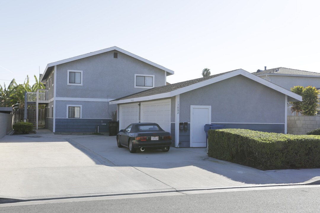 13882 Cedar St in Westminster, CA - Building Photo