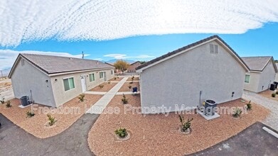 1111 Sixshooter Ave in Pahrump, NV - Foto de edificio - Building Photo