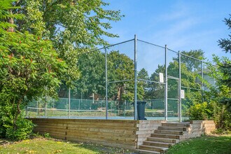 260 Brittany Dr in Ottawa, ON - Building Photo - Building Photo