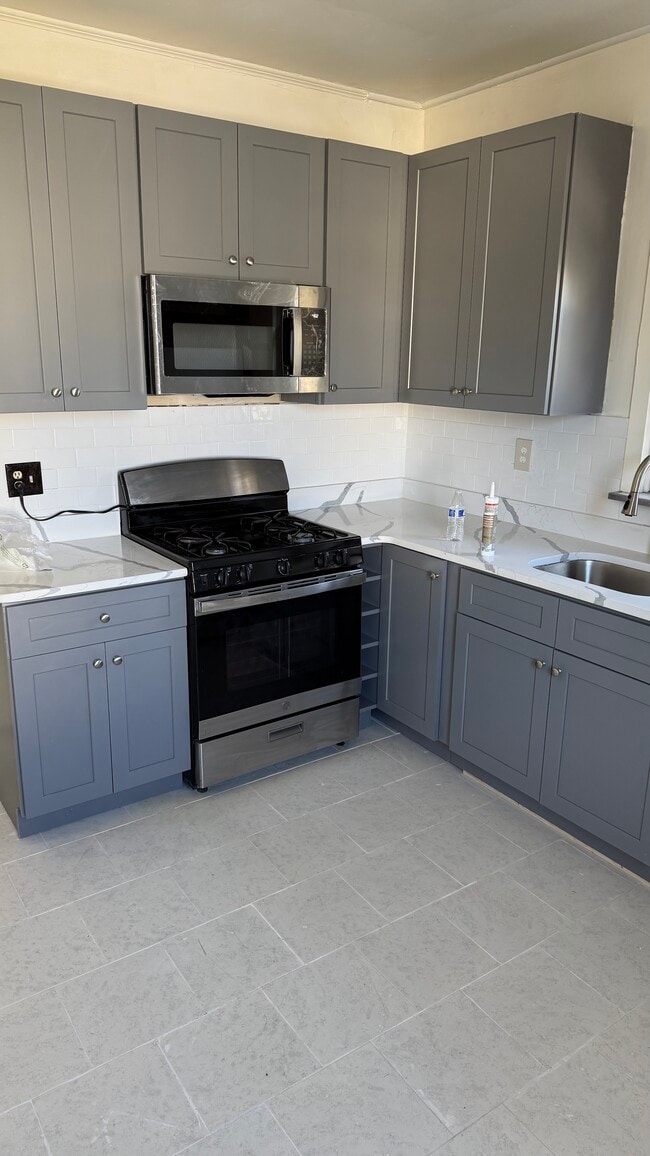 48 Greenville Ave, Unit 2nd floor in Jersey City, NJ - Building Photo - Building Photo