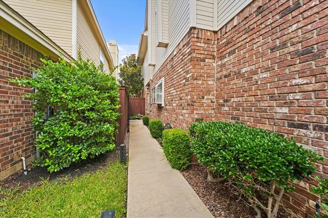 9420 Blue Jay Way in Irving, TX - Foto de edificio - Building Photo