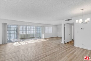 825 S Gretna Green Way in Los Angeles, CA - Building Photo