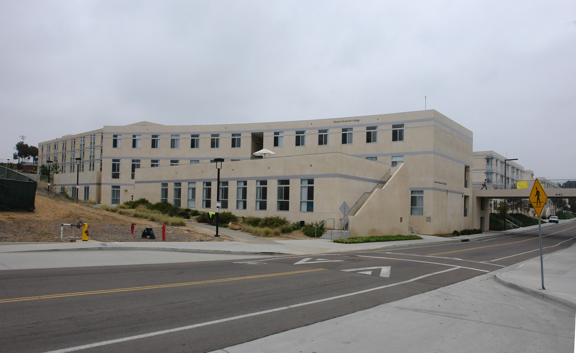 419-463 Scholars Dr in La Jolla, CA - Foto de edificio