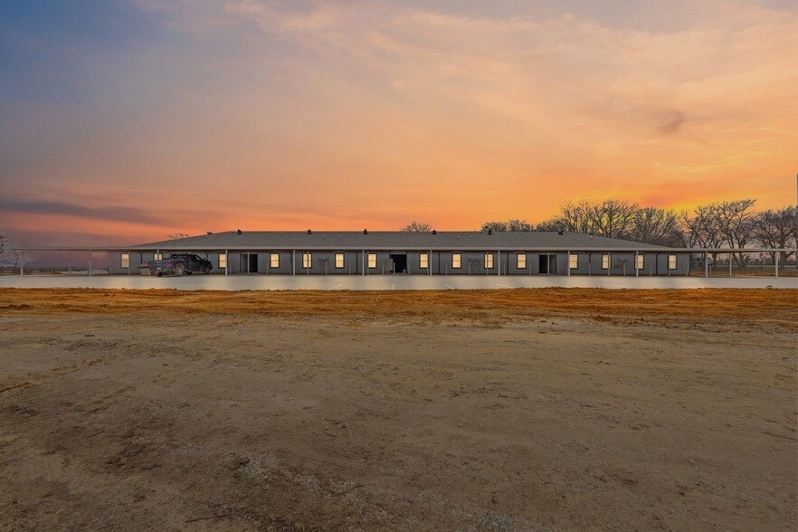 8092 County Rd 604 in Alvarado, TX - Building Photo