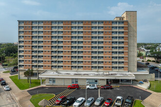 Gulf Breeze Apartments in Galveston, TX - Foto de edificio - Building Photo