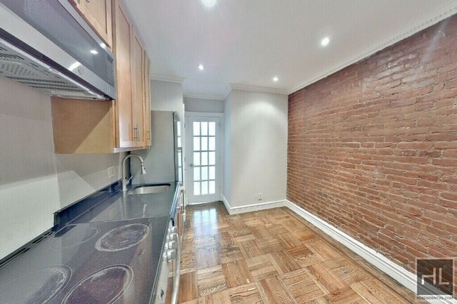 Murray Hill – No Fee + Roof Deck, Renovate in New York, NY - Building Photo - Building Photo