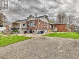 135 Chatham St in Brantford, ON - Building Photo