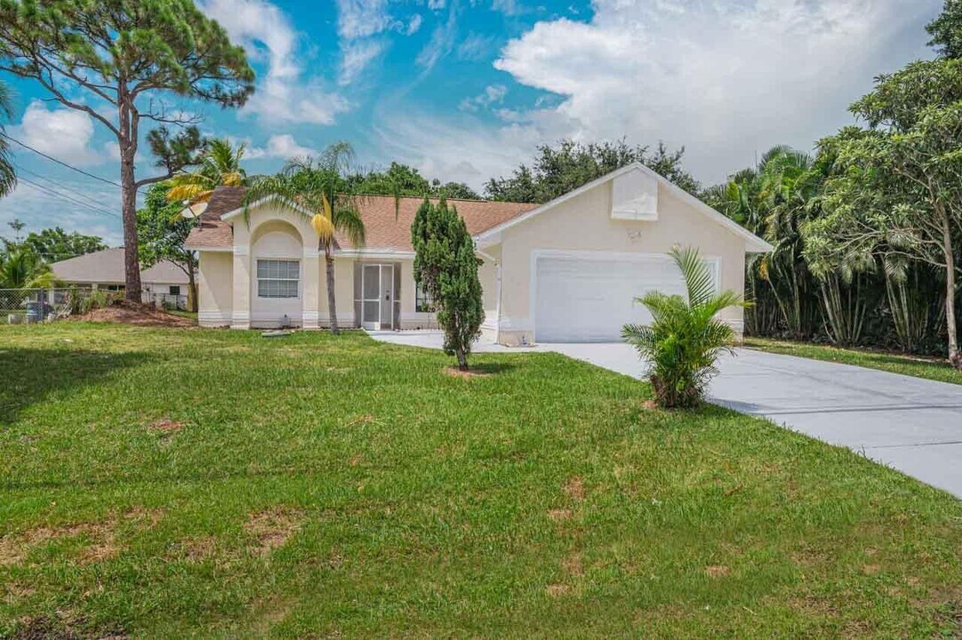 2871 SE Hutchings Ave in Port St. Lucie, FL - Building Photo