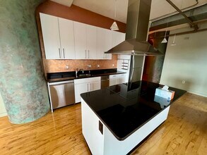 210 Lincoln St, Unit 304 in Boston, MA - Foto de edificio - Building Photo