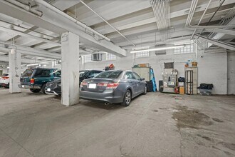 2735 W Armitage Ave, Unit 305 in Chicago, IL - Building Photo - Building Photo