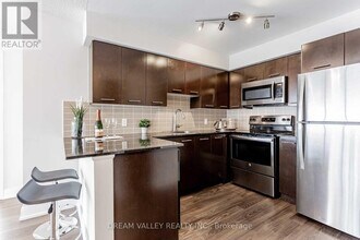 125 Village Green Square in Toronto, ON - Building Photo - Building Photo