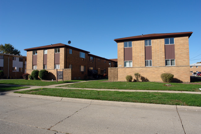 Carleton Apartments in Warren, MI - Building Photo - Building Photo