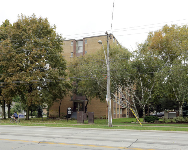 Victoria Apartments in Burlington, ON - Building Photo - Building Photo