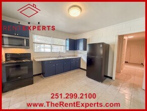 556 Cedar Ave in Mobile, AL - Building Photo - Building Photo