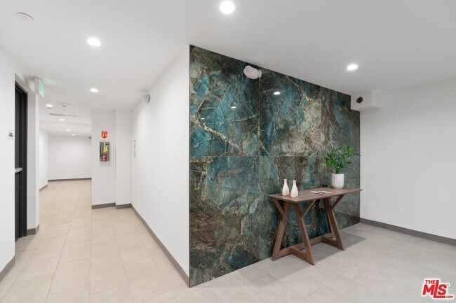 10918 Camarillo St-Unit -103 in Los Angeles, CA - Building Photo - Building Photo